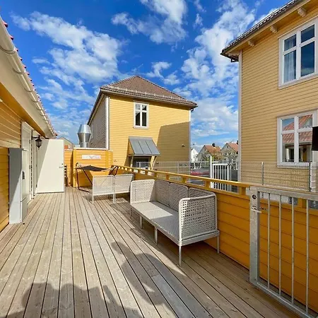 The Yellow House Nr12 By Berti's * ستافانجر